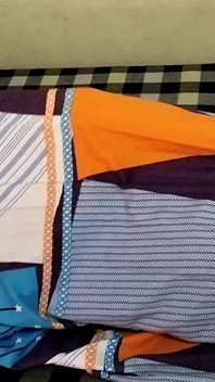Kakak ipar india mergokin devar ngocok kontol besarnya di dalam selimut