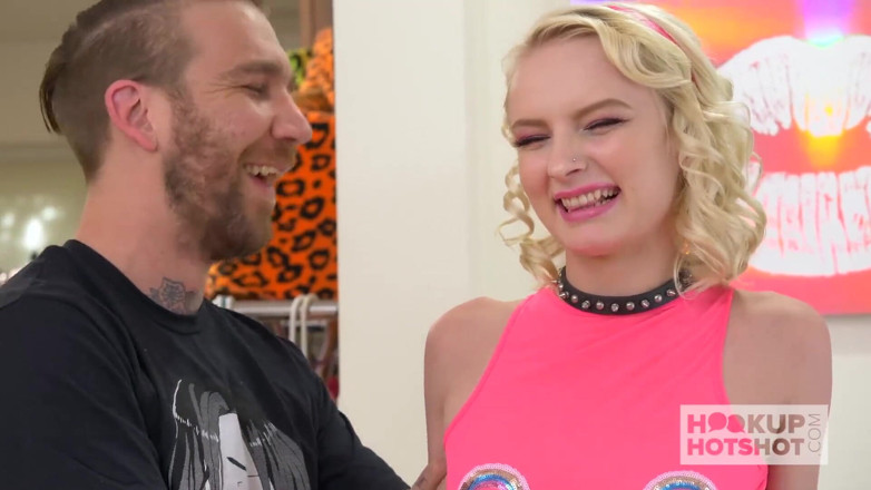 Hookup Hotshot: Das blonde teen alice pink bekommt ihr arschloch von einem...