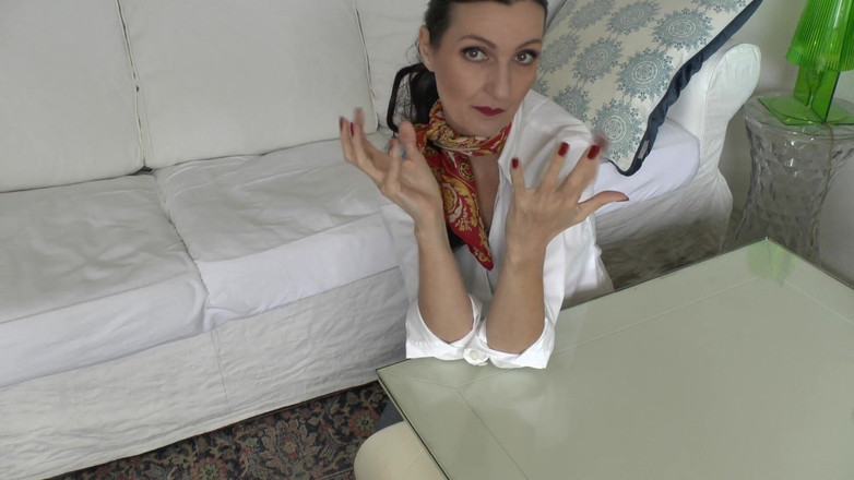 Lady Victoria Valente: Tırnaklarınızı kırmızıya boyayın ve kurutun! Leydi Victoria Valente
