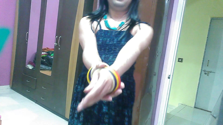 Cute & Nude Crossdresser: Quente maricas crossdresser Femboy Sweet Lollipop mijando em um copo...