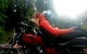 Real fun &amp; fetish: लाल होंठ सुनहरे बालों वाली रस्ता बाइक पर कामुक रूप से आउटडोर धूम्रपान करती है