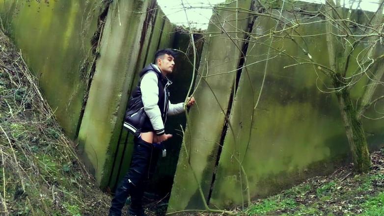 Idmir Sugary: Autumn पुल के नीचे लंड हिलाती है - मुलायम लंड से वीर्य निकलने तक