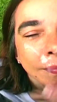 Si rambut coklat matang meregangkan pepek luas dengan botol besar-besaran di luar rumah