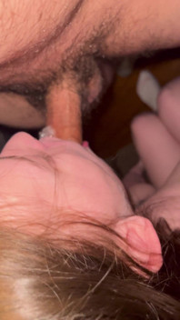 ¡Chica universitaria se folla en la boca y con dureza en el culo!