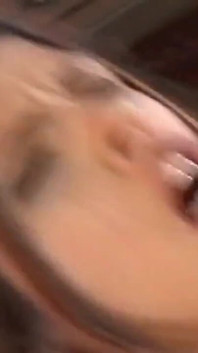 Sex anal pentru o fată brunetă care adoră să simtă o pulă în pizdă și cur