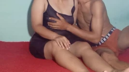 Atiqah chupó la polla de su novio y luego la insertó en su coño