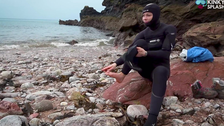 UKCuteGirl Lucy Lauren: Dicker 8mm wetsuit kampf &amp; sea splash