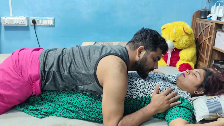Vaigavarun Feet romance: Mallu ehefrau muschi reiben und küssen mit möpsen drücken und...
