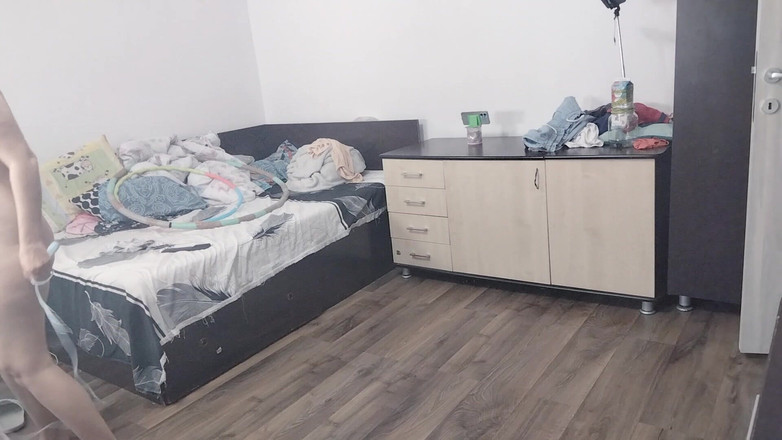 Amateur_MS: Une Femme Sexy S’entraîne À La Maison Nue. Une Brune Sexy...