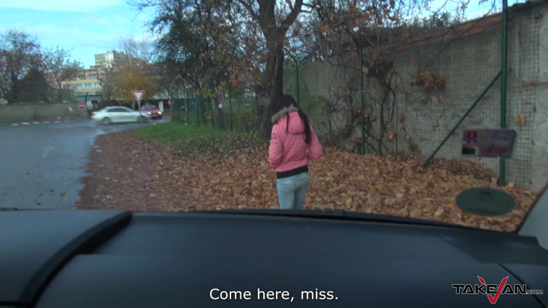 Melone Challenge: Süper ateşli model sokakta yakalandı ve dışarı atılmadan önce sert sikildi