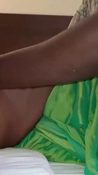 Šukání kamarádovy nevlastní mámy v zelené sárí -2