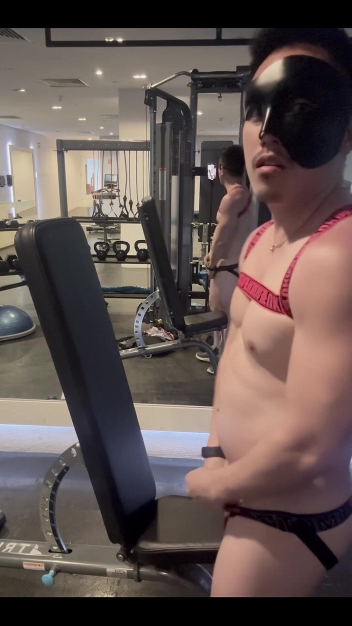 barenakedboy: Flexing di Gym