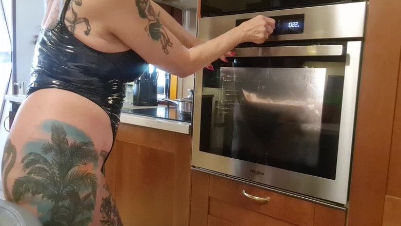 Melissa Johnson: Melissa Johnson v latexu, pečení