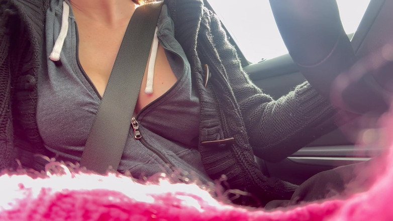 Artemisia Love: 섹시한 긴 차를 타고 큰 젖탱이와 큰 젖꼭지가 번쩍이는 이탈리아 밀프 Artemisia