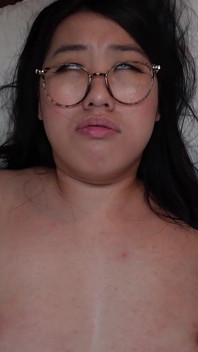Teman wanita nerd Asia yang pemalu tofu adalah nympho rahsia