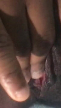 Belleza de ébano caliente disfruta de un momento privado íntimo en solitario