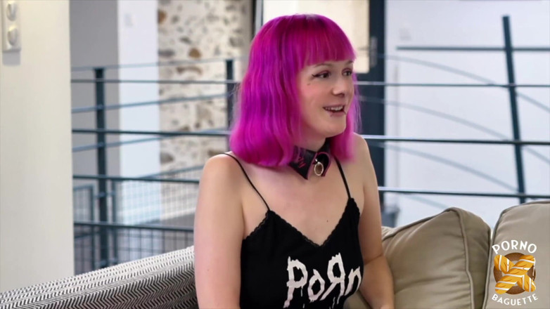 Porno Baguette: Lily, chica cachonda, quiere ser follada por dos pollas
