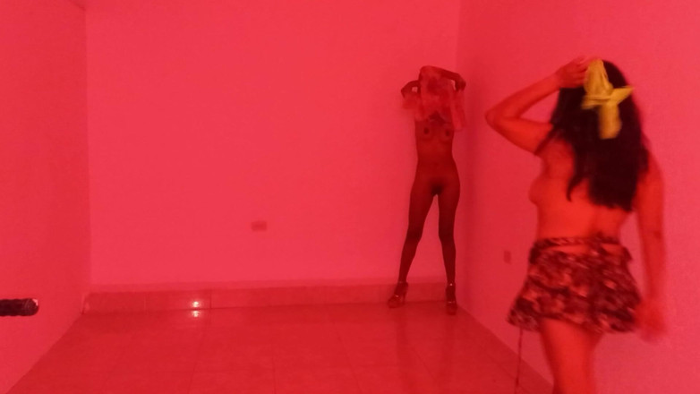 Martin13: 질을 보여주는 관능적인 춤을 추기 위해 함께 모이는 가장 친한 친구