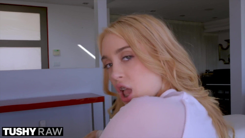Tushyraw: TUSHYRAW - blonda minionă vrea anal acum