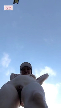 POV sprostě mluvící obličej sedí milf děvka tenisového kurtu