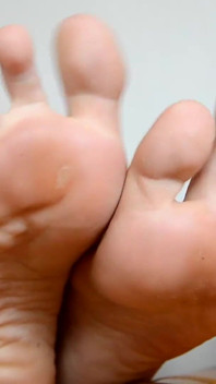 La super carina footgirl misa e le sue sexy suole nude