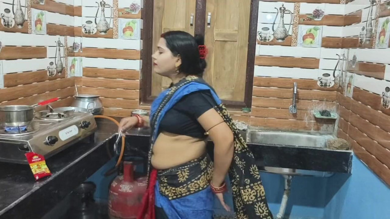 Sona bhabhi: Heiße indische milf-hausmädchen-ehefrau verführt und fickt hart, desi sexvideo