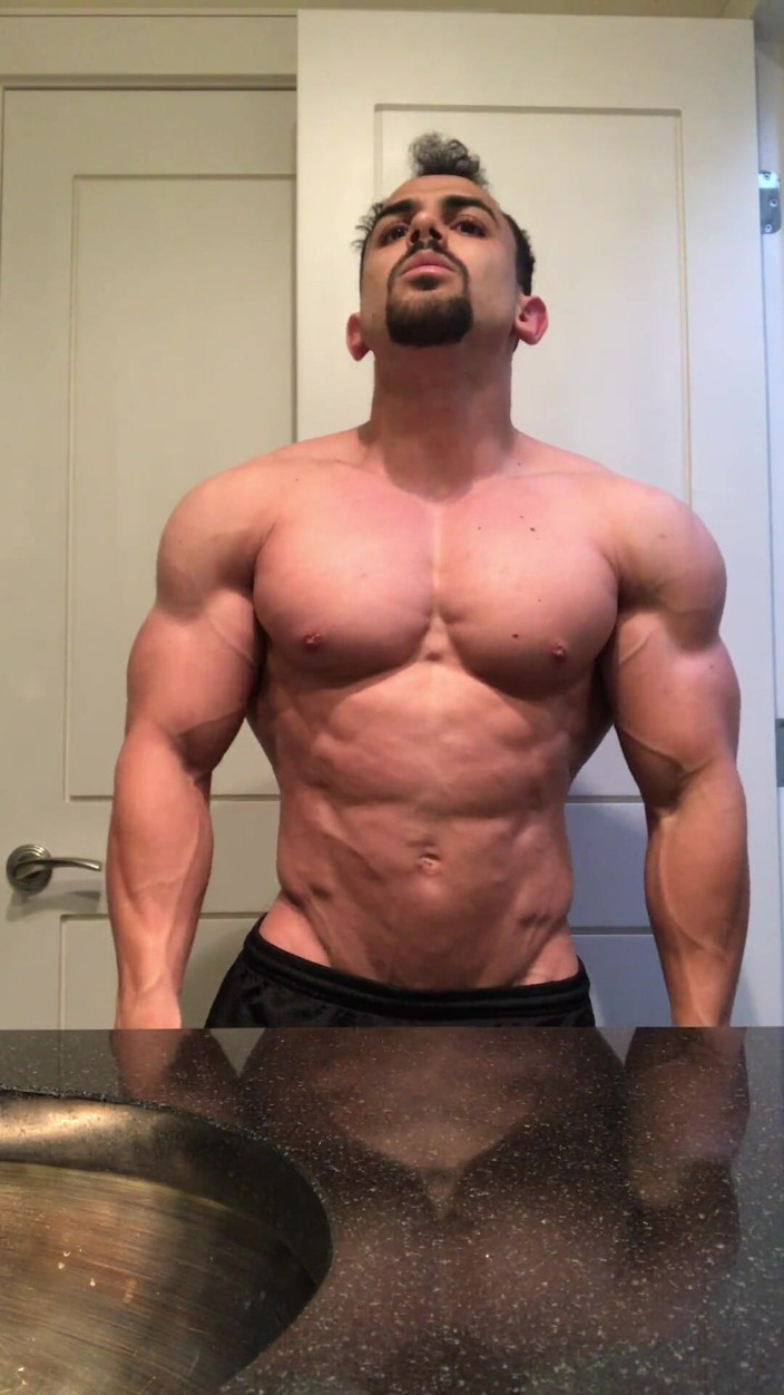Benji Bastian: Il bodybuilder segato benji bodybuilder flette i suoi muscoli enormi,...