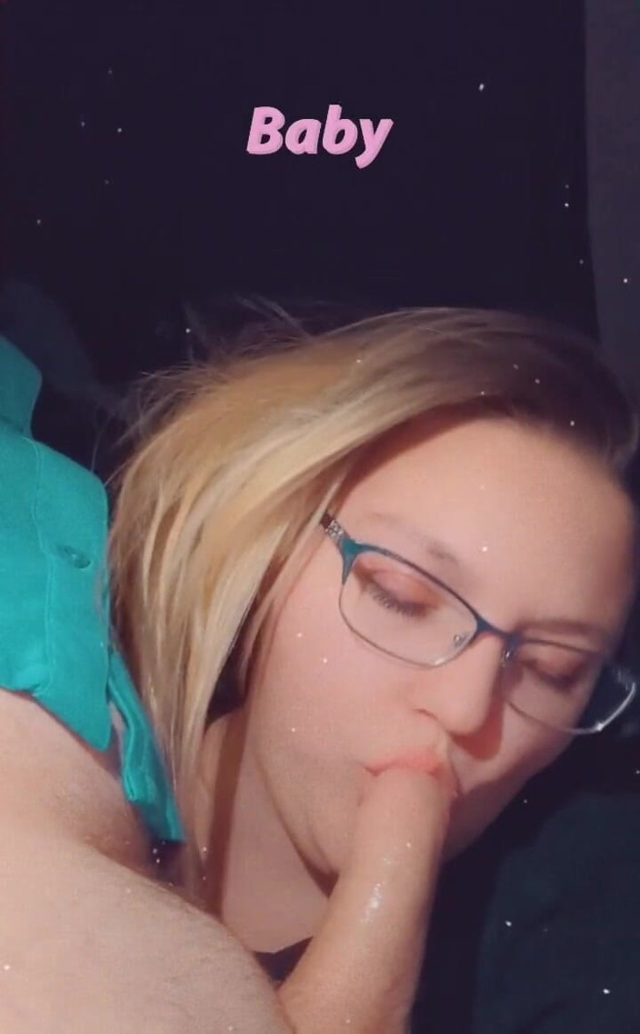 Funhousewife69: Succhiare il suo cazzo mentre lavora, devo succhiare e lavorare