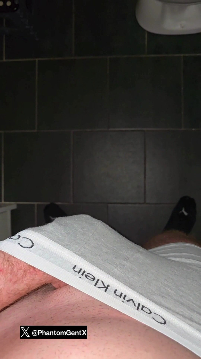 PhantomGentX: Dominante phantomGentX streichelt dicken schwanz mit provokantem Dirtytalk