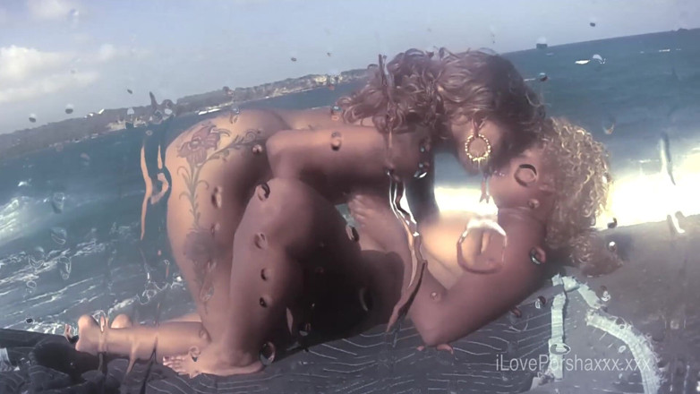 Porsha Carrera XXX: Ebenholz-mädchen lecken muschi am strand