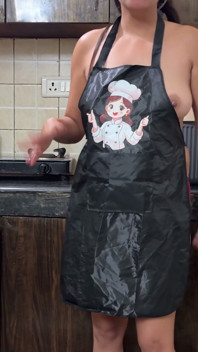 Je touche et mange le cul de ma belle-mère pendant qu’elle nettoie la cuisine