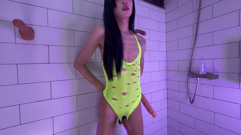 LadyboyLadyboy: Ladyboy Nisha Cums Fountains