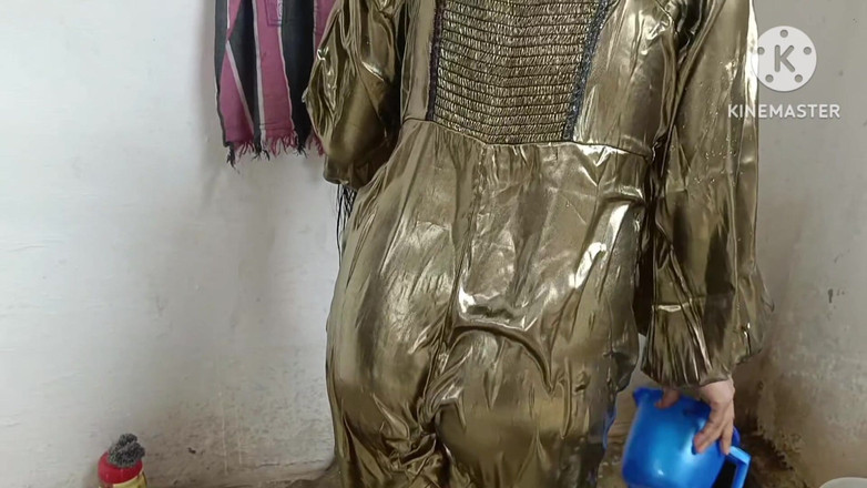 Ankurpriya000: Vedi la sorellastra mentre si fa il bagno