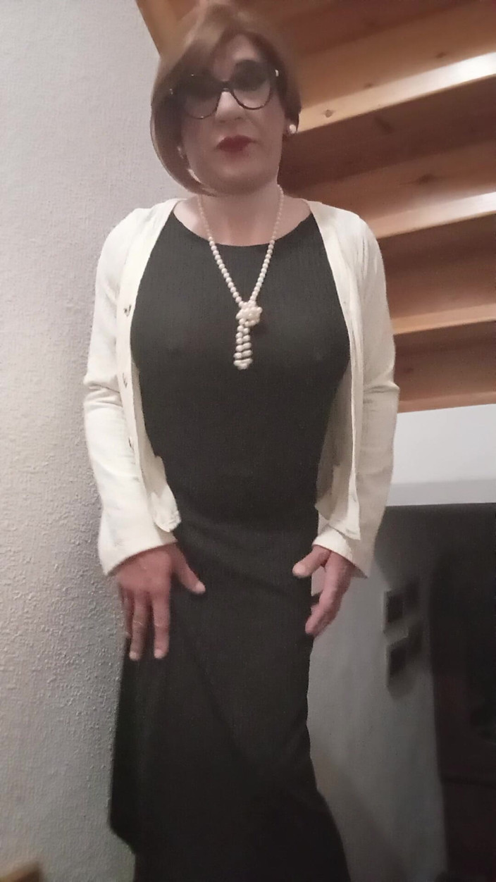 Yusti: Un travesti exhibe ses courbes devant le miroir