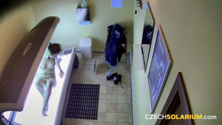 Czech Solarium: Solar ceh 119: Gagica blondă se dezbracă din nou în solar
