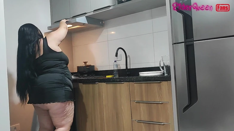 Riderqueen: Madrasta viajando, fãs solo em câmera lenta, na cozinha