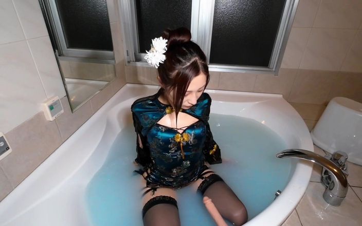 Mimimi TV: 浴室でのコスプレ