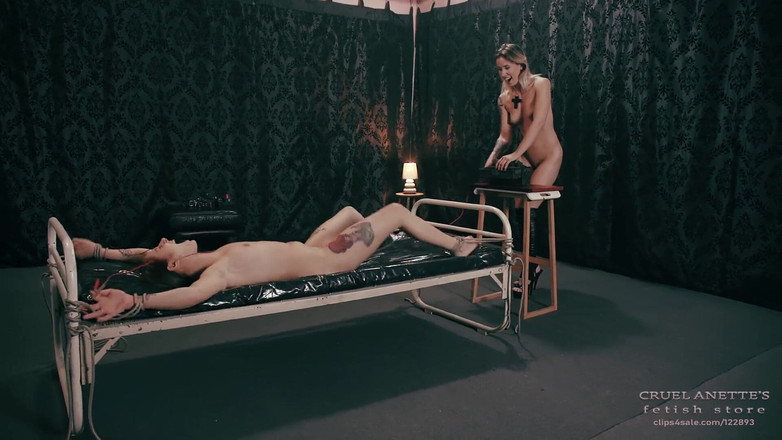 Cruel Anettes fetish world: Шокує її скрізь