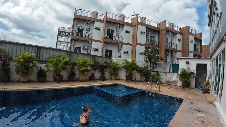 SkinnyWithAHugeDick: Sfw jugando en nuestra piscina