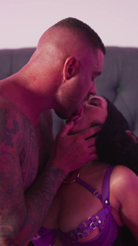 Esmer orta yaşlı seksi kadın büyük bir yarakla sikişiyor