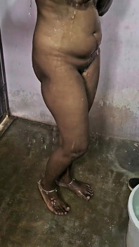 Suri rumah muda Tamil mandi