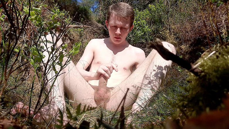 Forest Boi: 森の中で裸でオナニー