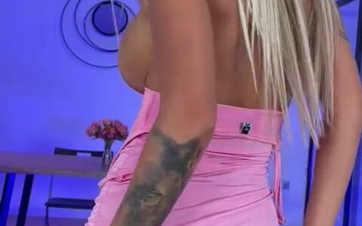 Monika Fox: Seksowna Monika Fox w różowej sukience pozuje i rozbiera się