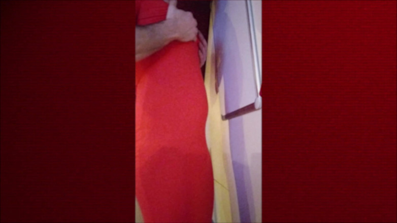 Joslin: シシー・ジョスリンが赤いドレスで踊る