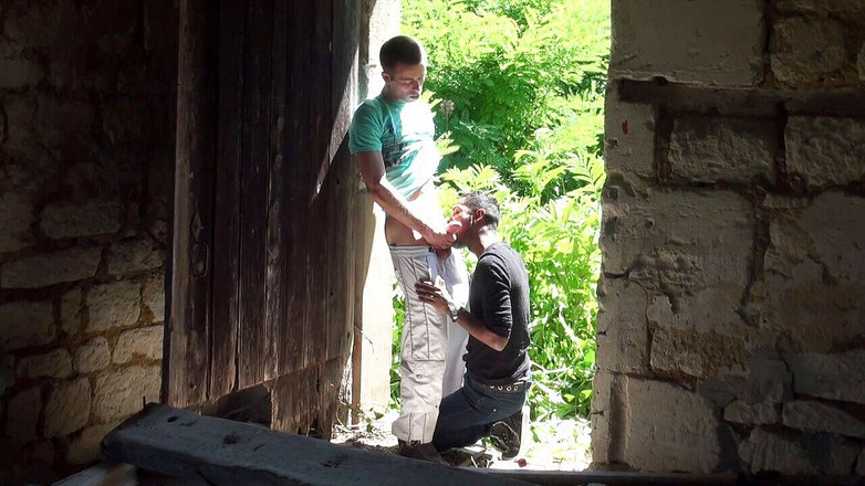 AMATOR PORN MADE IN FRANCE: 黒檀の屋外に吸い込まれたストレート