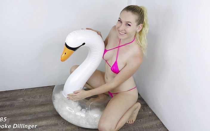 Brooke Dillinger: Coño moliendo orgasmo en la flotación del cisne