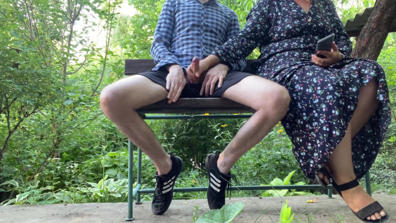 OurFetishLife: Deslumbrante madrasta milf ordenha um pau grande no parque em...