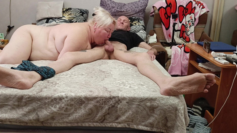 Zona901: Мачеха сосет член как шлюшка и глотает всю мою сперму