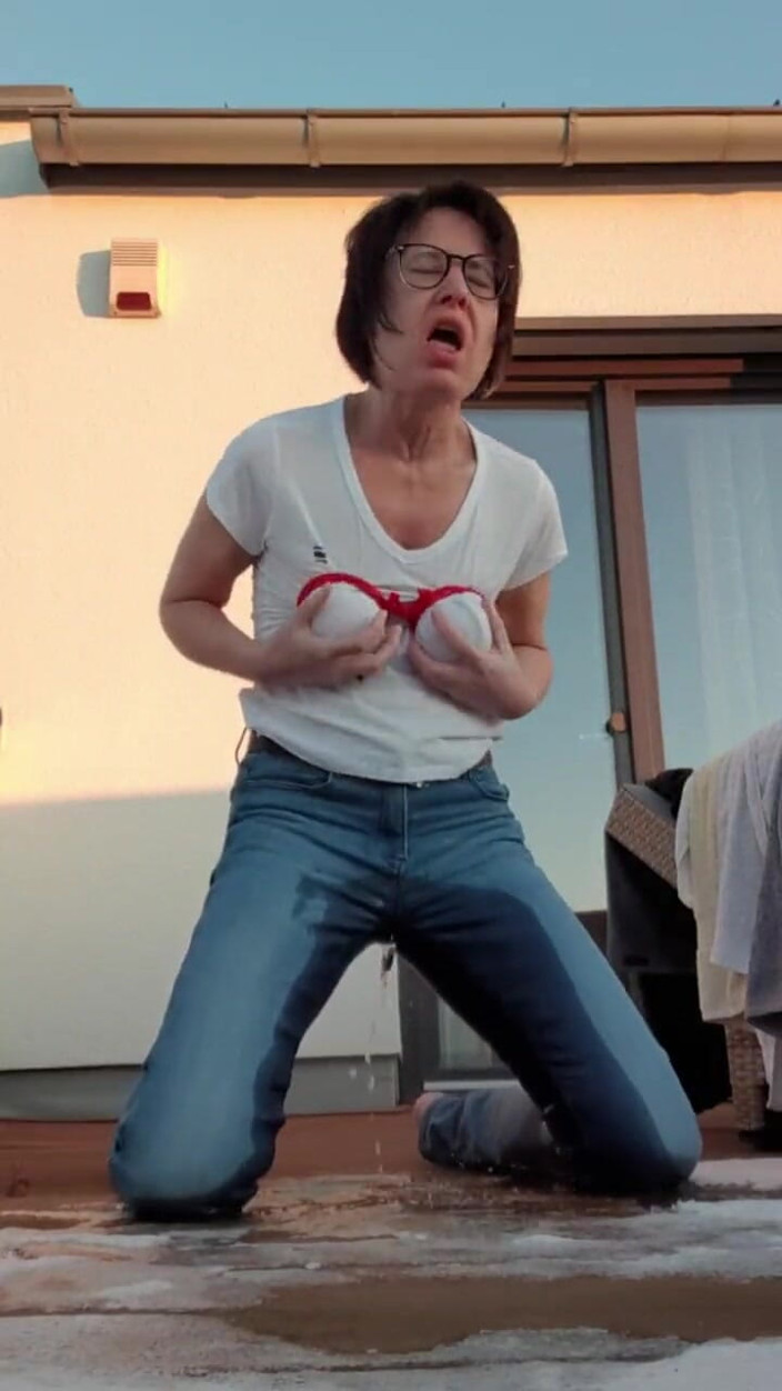 JulieEroticDress: Esguicho em jeans na varanda