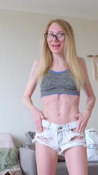 Sora vitregă sexy este futută în cur și are parte de ejaculare pe pizda ei roz